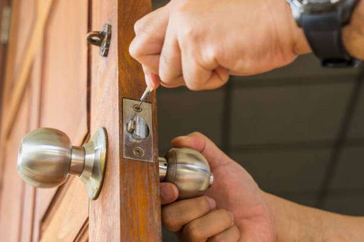 locksmith lock repairing winnipeg